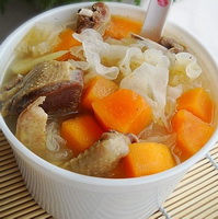 乳鸽银耳汤的做法