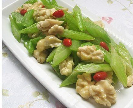 核桃仁拌西芹的做法