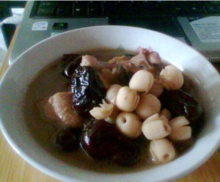 大枣莲子鸡腿汤的做法