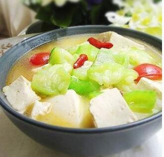 猪蹄炖丝瓜豆腐的做法