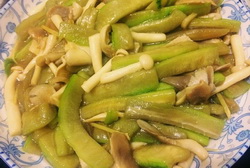 杂菌炒丝瓜的做法