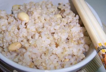 黄豆糙米饭的做法